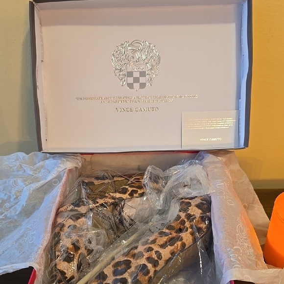 New In Box Vince Camuto Leetey Leopard Print Pumps - Picture 9 of 11